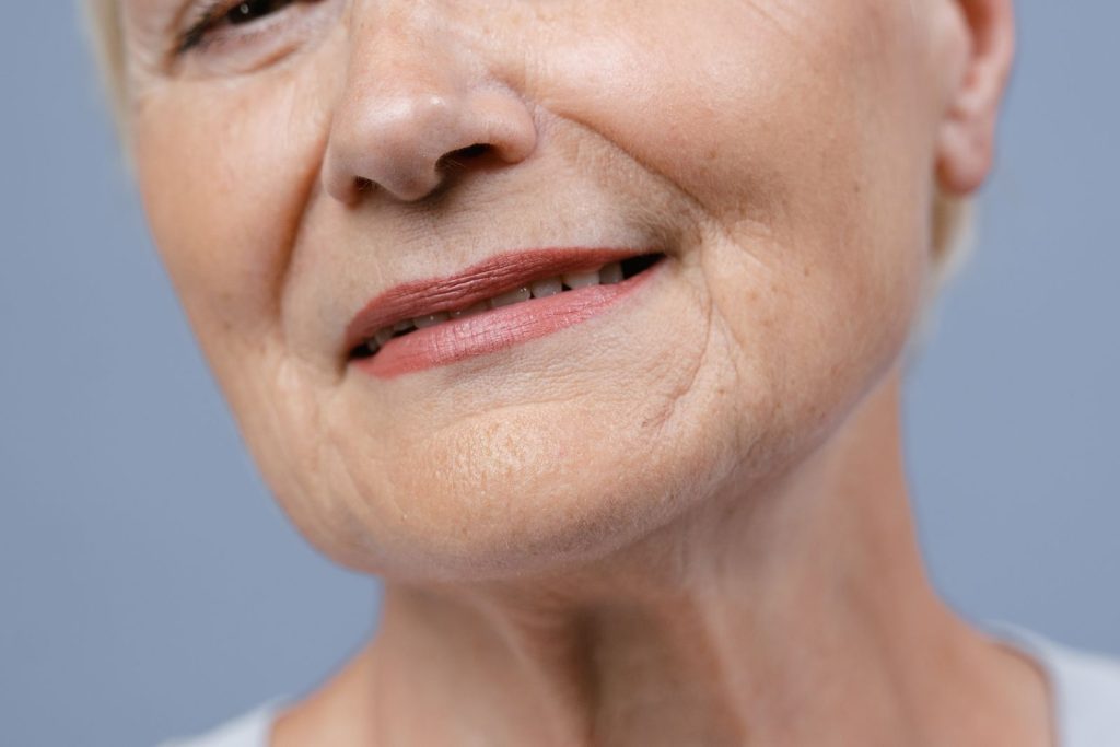 Primer plano de la piel del rostro de una mujer madura, zona de mejillas y labios